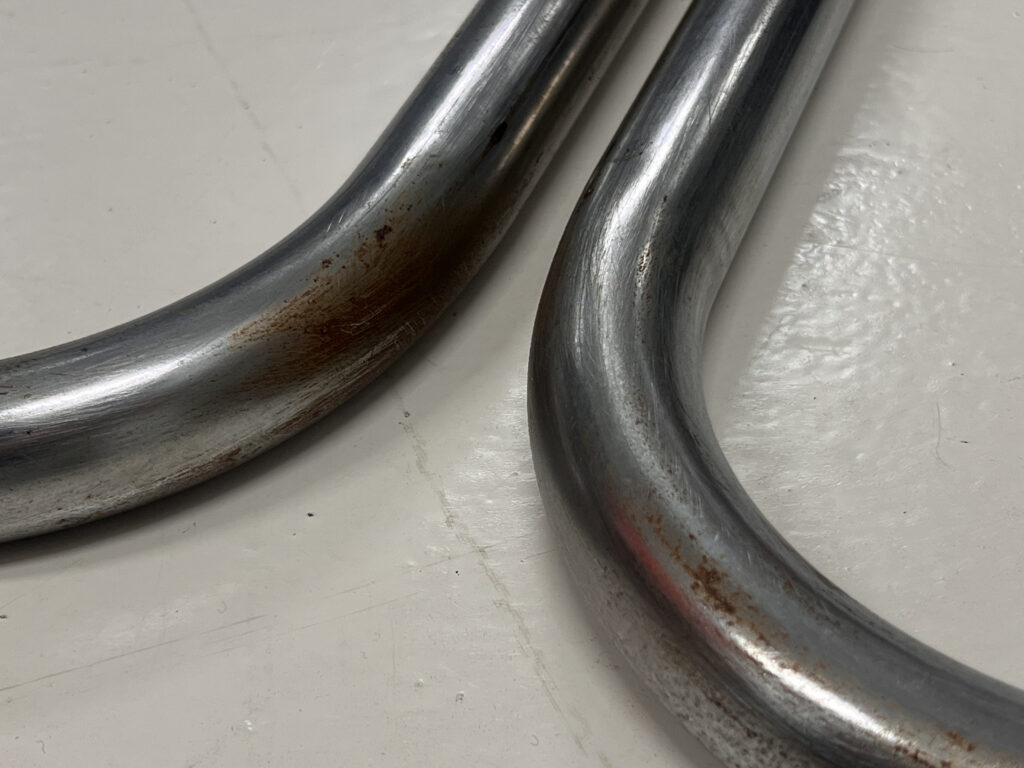 Metal cromado con óxido