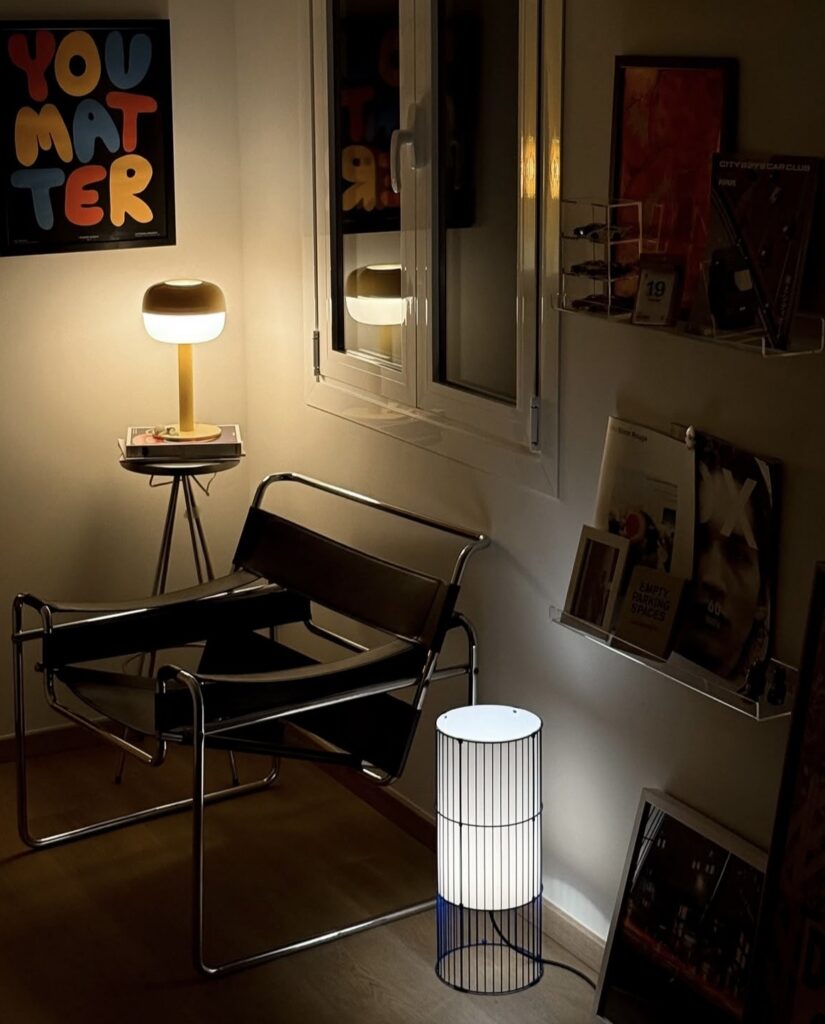 Rincón de lectura con silla Wassily vintage y lámparas de diseño en una casa actual