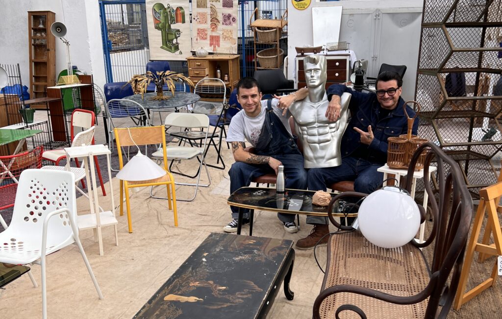 Padre e hijo rodeados de muebles vintage en el origen de la historia de Lluistore