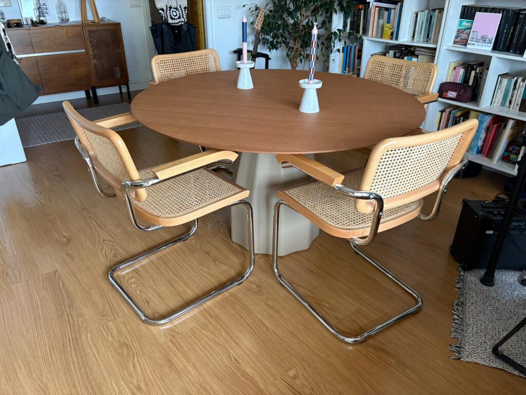 Mesa de comedor con sillas Cesca vintage de Marcel Breuer en un interior contemporáneo